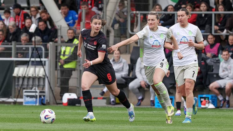v.li.: Katharina Piljic (Bayer 04 Leverkusen, 6) und Medina Desic (SV Werder Bremen, 9) im Laufduell, Zweikampf, Duell, Dynamik, Aktion, Action, Spielszene, DIE DFB-RICHTLINIEN UNTERSAGEN JEGLICHE NUTZUNG VON FOTOS ALS SEQUENZBILDER UND ODER VIDEOÄHNLICHE FOTOSTRECKEN. DFB REGULATIONS PROHIBIT ANY USE OF PHOTOGRAPHS AS IMAGE SEQUENCES AND OR QUASI-VIDEO., 17.05.2026, Leverkusen (Deutschland), Fussball, Google Pixel Frauen-Bundesliga, Bayer 04 Leverkusen - SV Werder Bremen