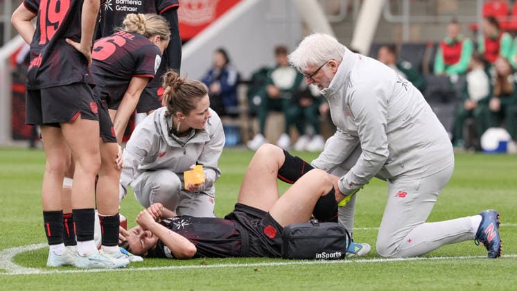 Katharina Piljic (Bayer 04 Leverkusen, 6) wird verletzt behandelt, Verletzung, Schmerzen, schmerzverzerrtes Gesicht, liegt verletzt am Boden, Verletzung, Schmerzen, schmerzverzerrtes Gesicht, DIE DFB-RICHTLINIEN UNTERSAGEN JEGLICHE NUTZUNG VON FOTOS ALS SEQUENZBILDER UND ODER VIDEOÄHNLICHE FOTOSTRECKEN. DFB REGULATIONS PROHIBIT ANY USE OF PHOTOGRAPHS AS IMAGE SEQUENCES AND OR QUASI-VIDEO., 17.05.2026, Leverkusen (Deutschland), Fussball, Google Pixel Frauen-Bundesliga, Bayer 04 Leverkusen - SV Werder Bremen