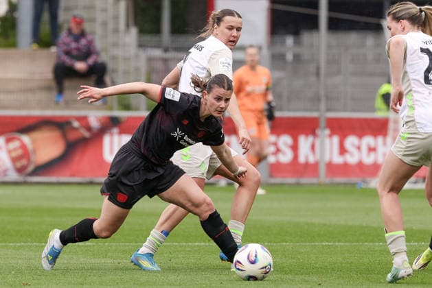 v.li.: Katharina Piljic (Bayer 04 Leverkusen, 6) und Larissa Mühlhaus (SV Werder Bremen, 7) im Zweikampf, Duell, Dynamik, Aktion, Action, Spielszene, DIE DFB-RICHTLINIEN UNTERSAGEN JEGLICHE NUTZUNG VON FOTOS ALS SEQUENZBILDER UND ODER VIDEOÄHNLICHE FOTOSTRECKEN. DFB REGULATIONS PROHIBIT ANY USE OF PHOTOGRAPHS AS IMAGE SEQUENCES AND OR QUASI-VIDEO., 17.05.2026, Leverkusen (Deutschland), Fussball, Google Pixel Frauen-Bundesliga, Bayer 04 Leverkusen - SV Werder Bremen