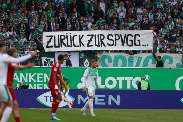 Plakat der Fuerther Fans, Zurueck zur SpVgg, Plakat fuer Namensaenderung des Vereins, Neustart, SpVgg Greuther Fuerth vs. Fortuna Duesseldorf, Fussball, Maenner, 2. Bundesliga, DFL, Saison 2025 2026, 34. Spieltag, Rueckrunde, 17.05.2026 DFB regulations prohibit any use of photographs as image sequences and or quasi-video Fuerth Bayern Deutschland