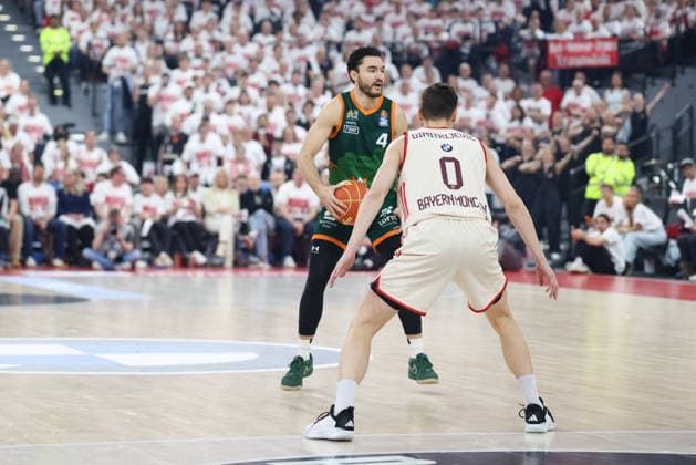 Clay Guillozet (Vet Concept Gladiators Trier, 04) mit Ball, mit Nenad Dimitrijevic (FC Bayern Basketball, 00), GER, FC Bayern Basketball vs. Vet Concept Gladiators Trier, Basketball, easycredit Basketball Bundesliga, Playoffs, Viertelfinale Saison 2025 2026, 17.05.2026, GER, FC Bayern Basketball vs. Vet Concept Gladiators Trier, Basketball, easycredit Basketball Bundesliga, Playoffs, Viertelfinale Saison 2025 2026, 17.05.2026 Muenchen Copyright: xEibner-Pressefoto JennixMaulx EP_JML