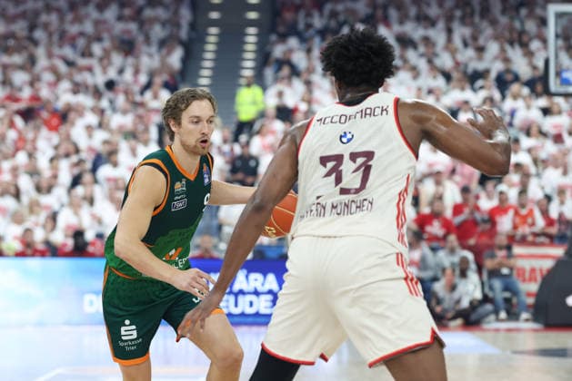 Marco Hollersbacher (Vet Concept Gladiators Trier, 09) mit David McCormack (FC Bayern Basketball, 33), GER, FC Bayern Basketball vs. Vet Concept Gladiators Trier, Basketball, easycredit Basketball Bundesliga, Playoffs, Viertelfinale Saison 2025 2026, 17.05.2026, GER, FC Bayern Basketball vs. Vet Concept Gladiators Trier, Basketball, easycredit Basketball Bundesliga, Playoffs, Viertelfinale Saison 2025 2026, 17.05.2026 Muenchen Copyright: xEibner-Pressefoto JennixMaulx EP_JML