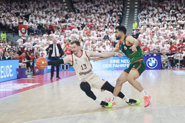 Andreas Obst (FC Bayern Basketball, 13) im Fall mit Behnam Yakhchali Dehkordi (Vet Concept Gladiators Trier, 08), GER, FC Bayern Basketball vs. Vet Concept Gladiators Trier, Basketball, easycredit Basketball Bundesliga, Playoffs, Viertelfinale Saison 2025 2026, 17.05.2026, GER, FC Bayern Basketball vs. Vet Concept Gladiators Trier, Basketball, easycredit Basketball Bundesliga, Playoffs, Viertelfinale Saison 2025 2026, 17.05.2026 Muenchen Copyright: xEibner-Pressefoto JennixMaulx EP_JML