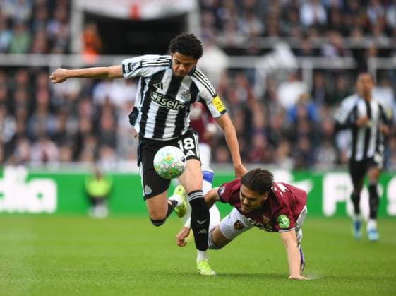 Sport Bilder des Tages William Osula of Newcastle United fends off Konstantinos Mavropanos of West Ham United Newcastle United v West Ham United, Premier League, Football, St James Park, Newcastle, UK - 17 May 2026Newcastle St James Park United Kingdom EDITORIAL USE ONLY No use with unauthorised audio, video, data, fixture lists, club league logos or live services. Online in-match use limited to 120 images, no video emulation. No use in betting, games or single club league player publications. Copyright: xRichardxLee Shutterstockx 16877466y