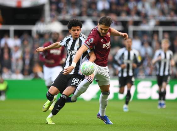 William Osula of Newcastle United (left) and Konstantinos Mavropanos of West Ham United Newcastle United v West Ham United, Premier League, Football, St James Park, Newcastle, UK - 17 May 2026Newcastle St James Park United Kingdom EDITORIAL USE ONLY No use with unauthorised audio, video, data, fixture lists, club league logos or live services. Online in-match use limited to 120 images, no video emulation. No use in betting, games or single club league player publications. Copyright: xRichardxLee Shutterstockx 16877466aa