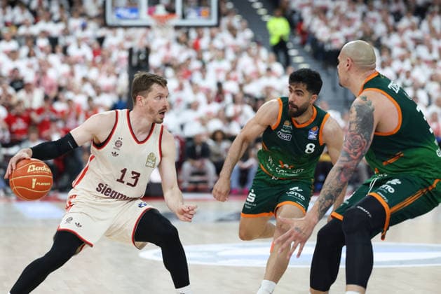 Andreas Obst (FC Bayern Basketball, 13) mit Ball mit Behnam Yakhchali Dehkordi (Vet Concept Gladiators Trier, 08) und Maik Zirbes (Vet Concept Gladiators Trier, 33), GER, FC Bayern Basketball vs. Vet Concept Gladiators Trier, Basketball, easycredit Basketball Bundesliga, Playoffs, Viertelfinale Saison 2025 2026, 17.05.2026, GER, FC Bayern Basketball vs. Vet Concept Gladiators Trier, Basketball, easycredit Basketball Bundesliga, Playoffs, Viertelfinale Saison 2025 2026, 17.05.2026 Muenchen Copyright: xEibner-Pressefoto JennixMaulx EP_JML