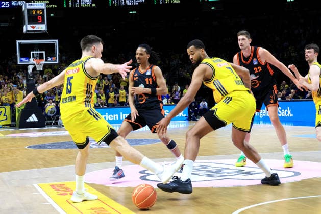 DEU, easyCredit BBL, ALBA vs. Rasta Vechta, 17.05.2026, Uber-Arena, Berlin, DEU, easyCredit BBL, ALBA vs. Rasta Vechta, im Bild Martin Hermannsson (ALBA Berlin 15), Norris Agbakoko (ALBA Berlin 17), Alonzo Verge jr. (RASTA Vechta 11)
