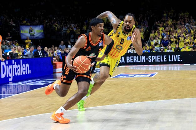 DEU, easyCredit BBL, ALBA vs. Rasta Vechta, 17.05.2026, Uber-Arena, Berlin, DEU, easyCredit BBL, ALBA vs. Rasta Vechta, im Bild J Wan Roberts (ALBA Berlin 13), Malik Parsons (RASTA Vechta 3)