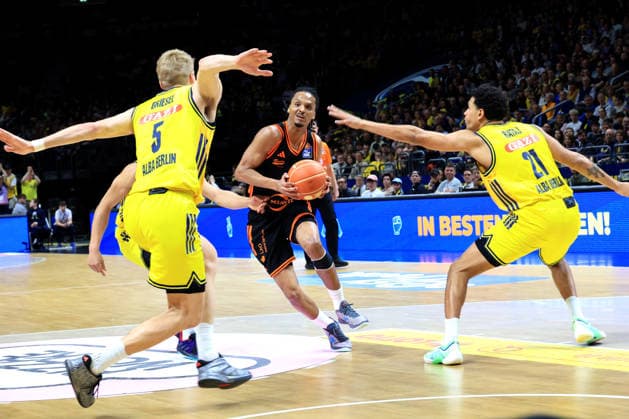 DEU, easyCredit BBL, ALBA vs. Rasta Vechta, 17.05.2026, Uber-Arena, Berlin, DEU, easyCredit BBL, ALBA vs. Rasta Vechta, im Bild Sam Griesel (ALBA Berlin 5), äa21 , Alonzo Verge jr. (RASTA Vechta 11)