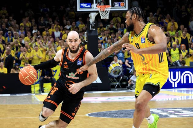 DEU, easyCredit BBL, ALBA vs. Rasta Vechta, 17.05.2026, Uber-Arena, Berlin, DEU, easyCredit BBL, ALBA vs. Rasta Vechta, im Bild J Wan Roberts (ALBA Berlin 13), Tommy Kuhse (RASTA Vechta 12)