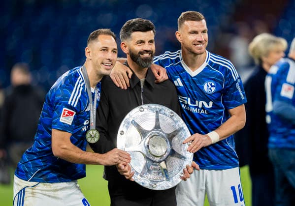 Nikola Katic (FC Schalke 04, 25), Miron Muslic (FC Schalke 04, Trainer, Coach) und Edin Dzeko (FC Schalke 04, 10) FC Schalke 04 - Eintracht Braunschweig, 2. Bundesliga, 34. Spieltag, Veltins-Arena Gelsenkirchen, Saison 2025 2026, 17.05.2026 DFB regulations prohibit any use of photographs as image sequences and or quasi-video. Copyright: HMBxMedia xMarcoxBader