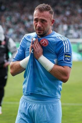 Florian Kastenmeier 33 (Fortuna Duesseldorf) weinend bei den Fans, nach dem Abstieg, Niedergeschlagenheit, Enttaeuschung, SpVgg Greuther Fuerth vs. Fortuna Duesseldorf, Fussball, Maenner, 2. Bundesliga, DFL, Saison 2025 2026, 34. Spieltag, Rueckrunde, 17.05.2026 DFB regulations prohibit any use of photographs as image sequences and or quasi-video Fuerth Bayern Deutschland