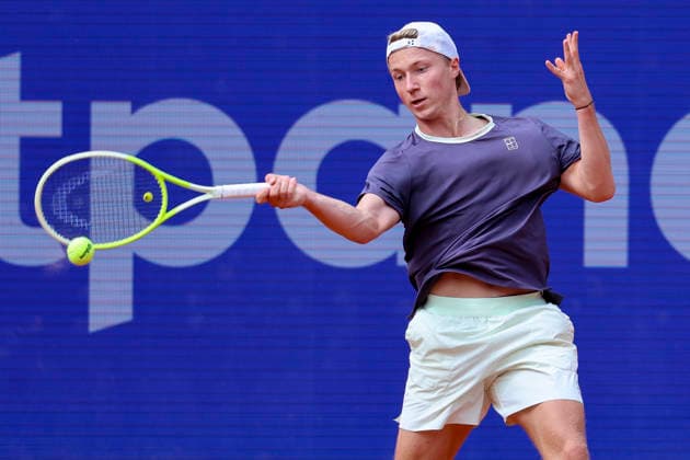 Max Schoenhaus (Germany) kontrolliert den Ball, Bitpanda Hamburg Open, Bitpanda Hamburg Open, Rothenbaum am 18. May 2026 in Hamburg, Deutschland. (Foto von Marco Steinbrenner DeFodi Images) Max Schoenhaus (Germany) controls the ball, Bitpanda Hamburg Open, Bitpanda Hamburg Open, Rothenbaum, May 18, 2026 in Hamburg, Germany. (Photo by Marco Steinbrenner DeFodi Images) -