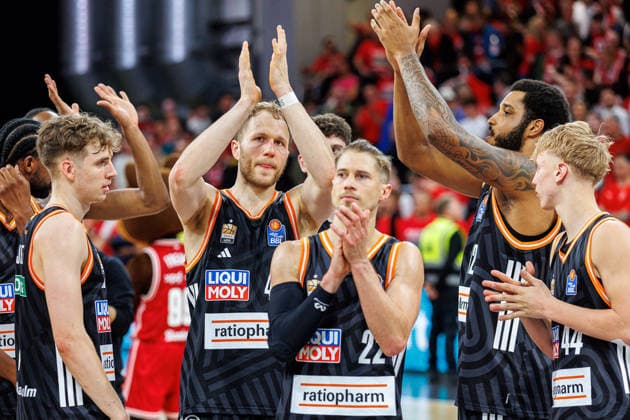 Tobias Jensen (ratiopharm Ulm, 07), Christian Sengfelder (ratiopharm Ulm, 43), Thomas Klepeisz (ratiopharm Ulm, 22), Spielende, enttaeuscht, Enttaeuschung, negative Emotionen, negative Emotion, BMA365 Bamberg Baskets vs. ratiopharm Ulm, Basketball, easyCredit BBL, Playoff Viertelfinale, Spiel 2, 18.05.2026 BMA365 Bamberg Baskets vs. ratiopharm Ulm, Basketball, easyCredit BBL, Playoff Viertelfinale, Spiel 2, 18.05.2026 Bamberg Copyright: xEibner-Pressefoto G.xSantemizx EP_EER