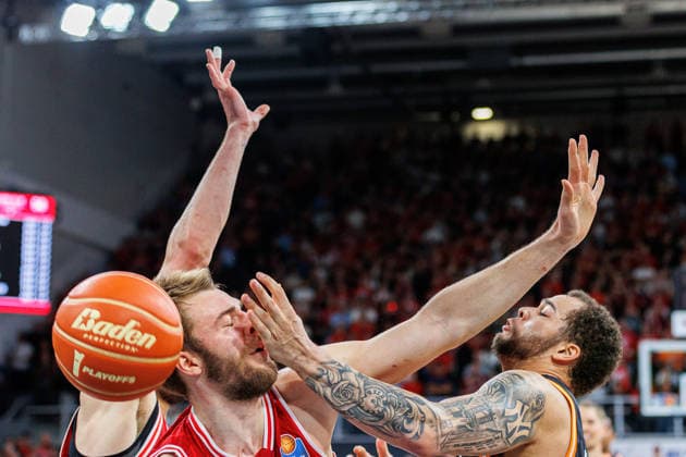 Moritz Krimmer (BMA365 Bamberg Baskets, 27), Christopher Ledlum (ratiopharm Ulm, 04), BMA365 Bamberg Baskets vs. ratiopharm Ulm, Basketball, easyCredit BBL, Playoff Viertelfinale, Spiel 2, 18.05.2026 BMA365 Bamberg Baskets vs. ratiopharm Ulm, Basketball, easyCredit BBL, Playoff Viertelfinale, Spiel 2, 18.05.2026 Bamberg Copyright: xEibner-Pressefoto G.xSantemizx EP_EER