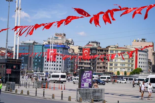 Türkei: Fussball UEFA Europa League 2025 - 2026, Finale in Istanbul - SC Freiburg vs Aston Villa - Tüpras Stadyumu (Istanbul): Türkei, Istanbul, Taksim, Taksim-Platz, Taksim Meydanı, Taksim Camii, Moschee, Minarett, Istanbul City, Stadtzentrum, Urbanität, Türkei-Flaggen, Straßenverkehr, Metro, ÖPNV, Taxi, Großstadt, Bosporus-Metropole, Tourismus, Architektur, Skyline, Europa League Finale 2026, UEFA Europa League, Istanbul Final 2026, Fußballgroßevent, Eventbranding, Host City, Fußballkultur, Medienevent, Matchday, Innenstadt, Cityscape Copyright: xJOERANxSTEINSIEKx