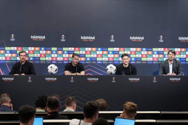Julian Schuster (SC Freiburg, Trainer), Maximilian Eggestein (SC Freiburg, 08) und Christian Günter Christian Guenter (SC Freiburg, 30) bei der PK, Pressekonferenz , Türkei, Fussball, UEFA Europa League, Finale, 2025 2026, SC Freiburg vs. Aston Villa, 19.05.2026, TüpraÅü Stadium, BeÅüiktaÅü Park, Istanbul Istanbul TüpraÅü Stadium, BeÅüiktaÅü Par Istanbul Türkei Copyright: xArnexAmbergx
