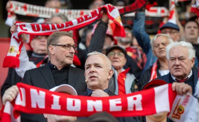 Fußball, Herren, Saison 2025 2026, 1. Bundesliga, 1. FC Union Berlin, Ordentliche Mitgliederversammlung im Stadion An der Alten Försterei, v. l. Finanz-Geschäftsführer Oskar Kosche (1. FC Union), Präsident Dirk Zingler (1. FC Union), Ehrenratsvorsitzender Wolfgang Vallentin (1. FC Union) bei der Hymne, 19.05. 2026, Copyright: xMatthiasxKochx