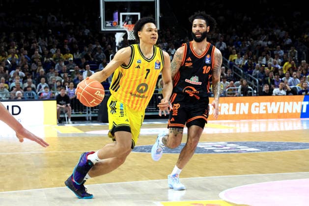 DEU, easyCredit BBL, ALBA vs. Rasta Vechta, 19.05.2026, Uber-Arena, Berlin, DEU, easyCredit BBL, ALBA vs. Rasta Vechta, im Bild Jack Kayil( ALBA Berlin 7), Tevin Brown (RASTA Vechta 10)