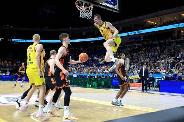 DEU, easyCredit BBL, ALBA vs. Rasta Vechta, 19.05.2026, Uber-Arena, Berlin, DEU, easyCredit BBL, ALBA vs. Rasta Vechta, im Bild dunking von Justin Bean (ALBA Berlin 34), Sam Griesel (ALBA Berlin 5), Joschka Ferner (RASTA Vechta 9)