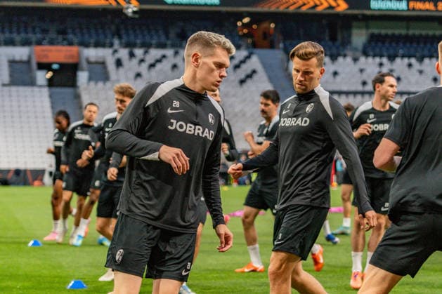 19.05.2026, SC Freiburg vs. Aston Villa, UEFA Europa League, Final Matchday -1 Besiktas Square, Besiktas Park, Stadium, Fan festival, Fan Fest, Fans Freiburg Aston Villa, Trophy, Uefa Cup League Trophy, Istanbul 2026 Final Abschlusstraining Final Training SC Freiburg in Vodafone Park, Mathias Ginter, Lucas Höler Copyright: xBahhoxKarax