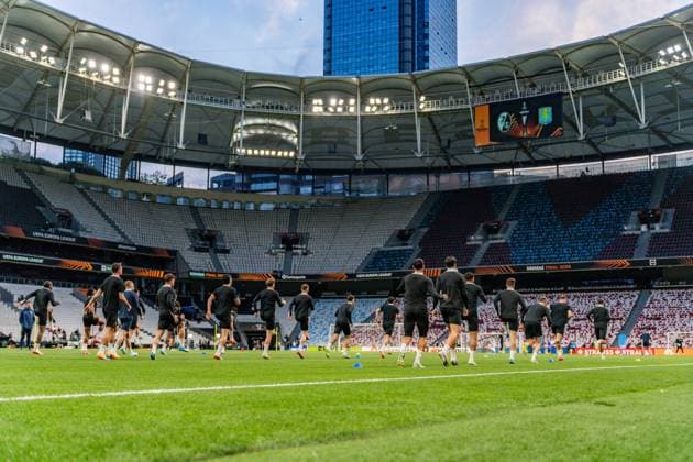 19.05.2026, SC Freiburg vs. Aston Villa, UEFA Europa League, Final Matchday -1 Besiktas Square, Besiktas Park, Stadium, Fan festival, Fan Fest, Fans Freiburg Aston Villa, Trophy, Uefa Cup League Trophy, Istanbul 2026 Final Abschlusstraining Final Training SC Freiburg in Vodafone Park Copyright: xBahhoxKarax