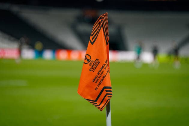 Türkei: Fussball UEFA Europa League 2025 - 2026, Finale in Istanbul - SC Freiburg vs Aston Villa - Tüpras Stadyumu (Istanbul): Türkei, Istanbul, Europa: Fussball UEFA Europa League 2025 26, Finale, SC Freiburg vs Aston Villa, Tüpras Stadyumu, Eckfahne mit UEFA Europa League Finalbranding im Stadion von Besiktas Istanbul vor dem Endspiel. Symbolbild zur Finalatmosphäre, Europapokal, UEFA-Branding, Stadiondetail, Rasensport, Sportstätte, Fussballkultur, Abendstimmung, Vorbereitung, Medienproduktion, Istanbul Final 2026, Werbebanner, Stadioninnenraum. Copyright: xJOERANxSTEINSIEKx