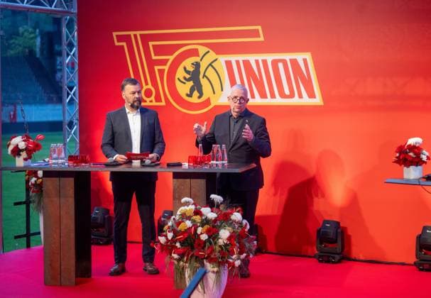 Fußball, Herren, Saison 2025 2026, 1. Bundesliga, 1. FC Union Berlin, Ordentliche Mitgliederversammlung im Stadion An der Alten Försterei, v. l. Präsidiumsmitglied, Geschäftsführer Kommunikation sowie Presse- und Stadionsprecher Christian Arbeit (1. FC Union), Präsident Dirk Zingler (1. FC Union), 19.05. 2026, Copyright: xMatthiasxKochx