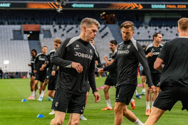 19.05.2026, SC Freiburg vs. Aston Villa, UEFA Europa League, Final Matchday -1 Besiktas Square, Besiktas Park, Stadium, Fan festival, Fan Fest, Fans Freiburg Aston Villa, Trophy, Uefa Cup League Trophy, Istanbul 2026 Final Abschlusstraining Final Training SC Freiburg in Vodafone Park, Mathias Ginter, Lucas Höler Copyright: xBahhoxKarax