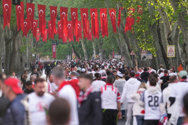 Fans auf dem Weg zum Stadion , Türkei, Fussball, UEFA Europa League, Finale, 2025 2026, SC Freiburg vs. Aston Villa, 20.05.2026, TüpraÅü Stadium, BeÅüiktaÅü Park, Istanbul Istanbul TüpraÅü Stadium, BeÅüiktaÅü Par Istanbul Türkei Copyright: xArnexAmbergx