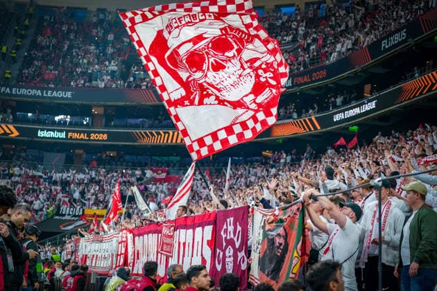 Türkei: Fussball UEFA Europa League 2025 - 2026, Finale in Istanbul - SC Freiburg vs Aston Villa - Tüpras Stadyumu (Istanbul): Türkei, Istanbul, Europa, UEFA Europa League Finale 2026, SC Freiburg Fans, Freiburg Supporter, Fanblock, Choreografie, Fahnenmeer, große Fanflagge, Totenkopf-Fahne, Ultras, Supporters, Tüpras Stadyumu, Stadion, UEFA Europa League Branding, Istanbul Final 2026, Fußballfans, Fankultur, Jubel, Emotionen, Auswärtsfans, Menschenmenge, Stadionatmosphäre, internationale Fanszene, Großevent, Sporttourismus, Medienbild, Reportage, Türkei aktuell Copyright: xJOERANxSTEINSIEKx