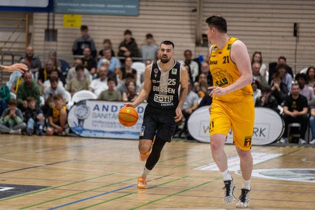 Viktor Kovacevic (Giessen 46ers, 25) Nicolas Bretzel (Bozic Estriche Knights Kirchheim, 21) GER, Bozic Estriche Knights Kirchheim vs. Giessen 46ers, BARMER 2. Basketball Bundesliga, Playoffs Halbfinale Spiel 1, Saison 2025 2026, 20.05.2026 GER, Bozic Estriche Knights Kirchheim vs. Giessen 46ers, BARMER 2. Basketball Bundesliga, Playoffs Halbfinale Spiel 1, Saison 2025 2026, 20.05.2026 Goeppingen Copyright: xEibner-Pressefoto NinaxSanderx EP_NSR