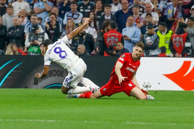 Youri Tielemans (Aston Villa, 08) und Maximilian Eggestein (SC Freiburg, 08) im Zweikampf , Türkei, Fussball, UEFA Europa League, Finale, 2025 2026, SC Freiburg vs. Aston Villa, 20.05.2026, Istanbul Besiktas Park Türkei Copyright: xGrantxHubbsx