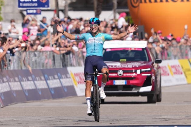 Italy™s Alberto Bettiol of XDS Astana Team stage winner during Stage 13 of the Giro d™Italia from Alessandria to Verbania Italy, Friday May 22, 2026 Copyright: xGianmattiaxD Albertoi LaPressex