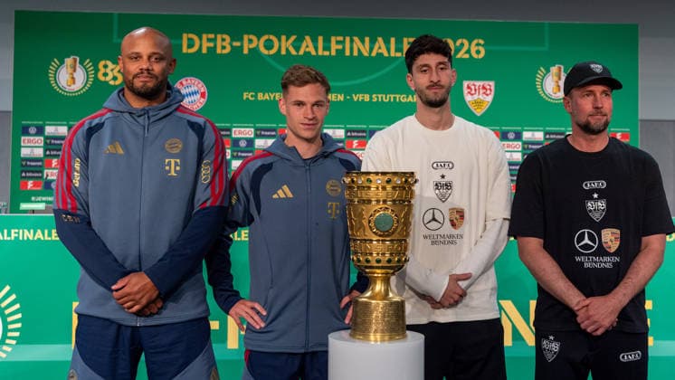 Pressekonferenz, v.li. Vincent Kompany (FC Bayern Muenchen, Cheftrainer, Trainer), Joshua Kimmich (FC Bayern Muenchen, 06), Atakan Karazor (VfB Stuttgart, 16), Sebastian Hoeness (VfB Stuttgart, Cheftrainer, Trainer), Pokal. GER, Abschlusstraining und Pressekonferenz am Vortag des DFB-Pokalfinale, FC Bayern Muenchen vs. VfB Stuttgart, Fussball, Herren, DFB-Pokal, Finale, Spielzeit 2025 2026, 22.05.2026, DFL DFB REGULATIONS PROHIBIT ANY USE OF PHOTOGRAPHS AS IMAGE SEQUENCES AND OR QUASI-VIDEO, GER, Abschlusstraining und Pressekonferenz am Vortag des DFB-Pokalfinale, FC Bayern Muenchen vs. VfB Stuttgart, Fussball, Herren, DFB-Pokal, Finale, Spielzeit 2025 2026, 22.05.2026 Berlin Copyright: xEibner-Pressefoto WolfgangxFrankx EP_WFK