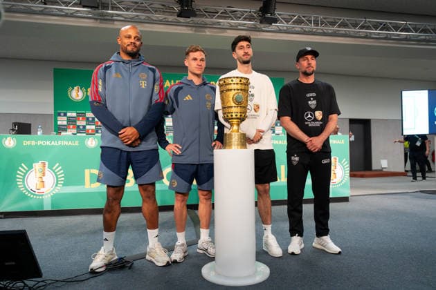 Vincent Kompany (FC Bayern Muenchen, Trainer), Joshua Kimmich (FC Bayern Muenchen, 6), Atakan Karazor (VfB Stuttgart, 16) und Sebastian Hoeness (VfB Stuttgart, Trainer) hinter dem Pokal waehrend der Pressekonferenz, GER, Abschlusstraining und Pressekonferenz am Vortag des DFB-Pokalfinale, FC Bayern Muenchen vs. VfB Stuttgart, Fussball, Herren, DFB-Pokal, Finale, Spielzeit 2025 2026, 22.05.2026 DFL REGULATIONS PROHIBIT ANY USE OF PHOTOGRAPHS AS IMAGE SEQUENCES AND OR QUASI-VIDEO GER, Abschlusstraining und Pressekonferenz am Vortag des DFB-Pokalfinale, FC Bayern Muenchen vs. VfB Stuttgart, Fussball, Herren, DFB-Pokal, Finale, Spielzeit 2025 2026, 22.05.2026 Berlin Copyright: xEibner-Pressefoto MaxxVincenx EP_MVN