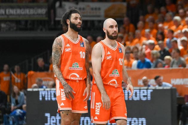 Tevin Brown (RASTA Vechta, 10) und Tommy Kuhse (RASTA Vechta, 12) RASTA Vechta vs. ALBA Berlin, easyCredit Basketball Bundesliga, Play-Off, Saison 2025 2026, 22.05.2026, RASTA Vechta vs. ALBA Berlin, easyCredit Basketball Bundesliga, Play-Off, Saison 2025 2026, 22.05.2026 Vechta Copyright: xEibner-Pressefoto RobertxGertzenx EP_RGN