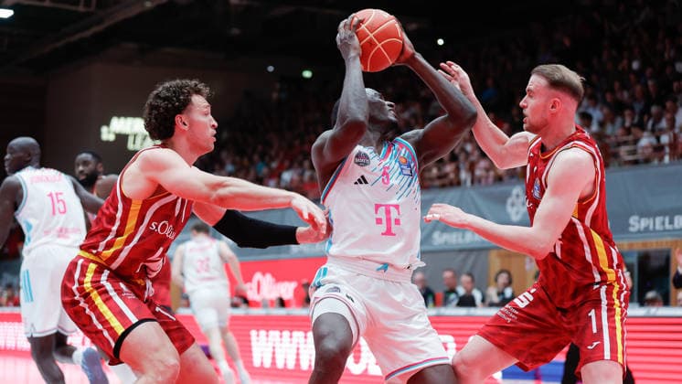 Im Bild: Brae Ivey (Wuerzburg Baskets, 11), links im Bild und Lukas Herzog (Wuerzburg Baskets, 1) rechts gegen Tyler Birts (Telekom Baskets Bonn, 5) am Ball 22.05.2026, Basketball, Fitness First Wuerzburg Baskets vs. Telekom Baskets Bonn, easyCredit BBL Playoffs, 3. Viertelfinale, Deutschland, 97072, tectake-Arena Wuerzburg, Copyright: HMBxMedia xJulienxBecker
