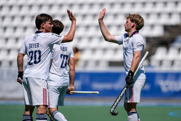 v.li.: Benedikt Geyer (MHC, 20), Thomas Habif (MHC, 27), Torschütze Linus Müller (MHC, 5), Spieler vom Mannheimer HC (MHC), jubeln über das Tor zum 5:2, Jubel, Torjubel, Torerfolg, celebrate the goal, goal, celebration, jubelt ueber das Tor, Freuen, Freude, freut sich, optimistisch, positiv, Spielszene, Highlight, Action, Aktion, 23.05.2026, Mannheim (Deutschland), Hockey, Bundesliga, Play-down, Herren, Mannheimer HC - SC Frankfurt 1880