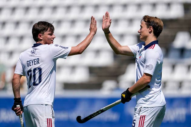v.li.: Benedikt Geyer (MHC, 20), Timo Schreiner (MHC, 15), Spieler vom Mannheimer HC (MHC), jubeln über das Tor zum 5:2, Jubel, Torjubel, Torerfolg, celebrate the goal, goal, celebration, jubelt ueber das Tor, Freuen, Freude, freut sich, optimistisch, positiv, Spielszene, Highlight, Action, Aktion, 23.05.2026, Mannheim (Deutschland), Hockey, Bundesliga, Play-down, Herren, Mannheimer HC - SC Frankfurt 1880
