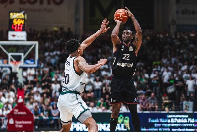 Isiaha Mike (FC Bayern Muenchen Basketball) im Zweikampf mit Urald King (Gladiators Trier), Vet Concept Gladiators Trier vs FC Bayern Muenchen Basketball, Basketball, easyCredit BBL, Playoffs, Viertelfinale, Spiel 3, Saison 2025 2026, 23.05.2026 Vet Concept Gladiators Trier vs FC Bayern Muenchen Basketball, Basketball, easyCredit BBL, Playoffs, Viertelfinale, Spiel 3, Saison 2025 2026, 23.05.2026 Copyright: xEibner-Pressefoto AlexanderxNeisx EP_ANS