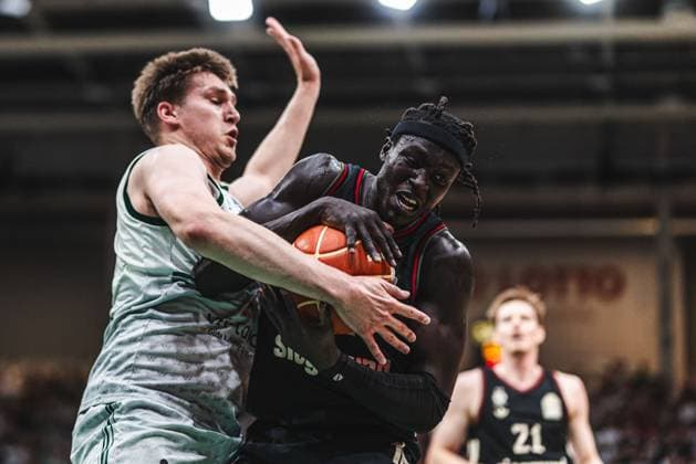 Wenyen Gabriel (FC Bayern Muenchen Basketball) im Zweikampf mit Marten Linssen (Gladiators Trier), Vet Concept Gladiators Trier vs FC Bayern Muenchen Basketball, Basketball, easyCredit BBL, Playoffs, Viertelfinale, Spiel 3, Saison 2025 2026, 23.05.2026 Vet Concept Gladiators Trier vs FC Bayern Muenchen Basketball, Basketball, easyCredit BBL, Playoffs, Viertelfinale, Spiel 3, Saison 2025 2026, 23.05.2026 Copyright: xEibner-Pressefoto AlexanderxNeisx EP_ANS
