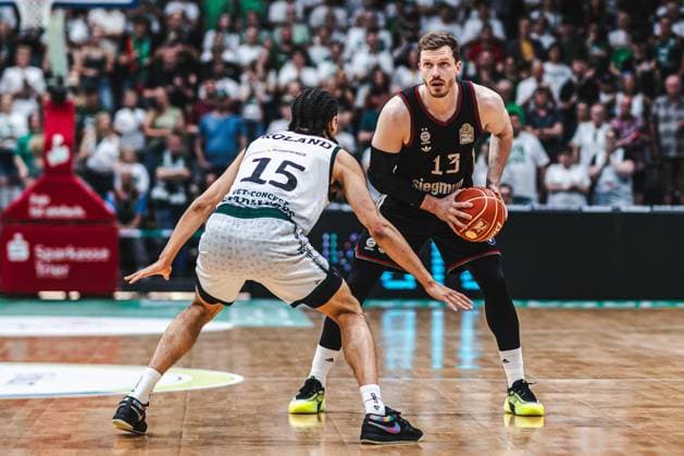 Andreas Obst (FC Bayern Muenchen Basketball) im Zweikampf mit Jordan Roland (Gladiators Trier), Vet Concept Gladiators Trier vs FC Bayern Muenchen Basketball, Basketball, easyCredit BBL, Playoffs, Viertelfinale, Spiel 3, Saison 2025 2026, 23.05.2026 Vet Concept Gladiators Trier vs FC Bayern Muenchen Basketball, Basketball, easyCredit BBL, Playoffs, Viertelfinale, Spiel 3, Saison 2025 2026, 23.05.2026 Copyright: xEibner-Pressefoto AlexanderxNeisx EP_ANS