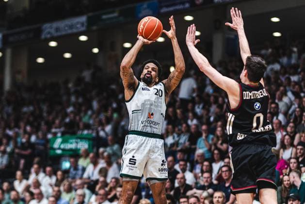 Urald King (Gladiators Trier) im Zweikampf mit Neno Dimitrijevic (FC Bayern Muenchen Basketball), Vet Concept Gladiators Trier vs FC Bayern Muenchen Basketball, Basketball, easyCredit BBL, Playoffs, Viertelfinale, Spiel 3, Saison 2025 2026, 23.05.2026 Vet Concept Gladiators Trier vs FC Bayern Muenchen Basketball, Basketball, easyCredit BBL, Playoffs, Viertelfinale, Spiel 3, Saison 2025 2026, 23.05.2026 Copyright: xEibner-Pressefoto AlexanderxNeisx EP_ANS