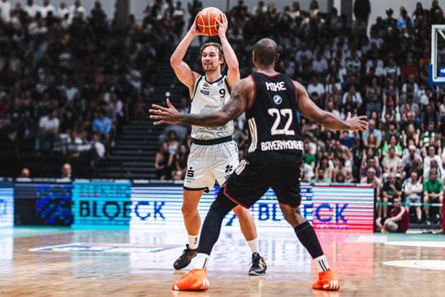 Marco Hollersbacher (Gladiators Trier) im Zweikampf mit Isiaha Mike (FC Bayern Muenchen Basketball), Vet Concept Gladiators Trier vs FC Bayern Muenchen Basketball, Basketball, easyCredit BBL, Playoffs, Viertelfinale, Spiel 3, Saison 2025 2026, 23.05.2026 Vet Concept Gladiators Trier vs FC Bayern Muenchen Basketball, Basketball, easyCredit BBL, Playoffs, Viertelfinale, Spiel 3, Saison 2025 2026, 23.05.2026 Copyright: xEibner-Pressefoto AlexanderxNeisx EP_ANS