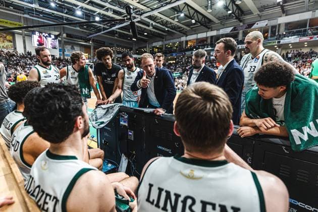Jacques Schneider (Gladiators Trier) mit Team in der Auszeit, Vet Concept Gladiators Trier vs FC Bayern Muenchen Basketball, Basketball, easyCredit BBL, Playoffs, Viertelfinale, Spiel 3, Saison 2025 2026, 23.05.2026 Vet Concept Gladiators Trier vs FC Bayern Muenchen Basketball, Basketball, easyCredit BBL, Playoffs, Viertelfinale, Spiel 3, Saison 2025 2026, 23.05.2026 Copyright: xEibner-Pressefoto AlexanderxNeisx EP_ANS