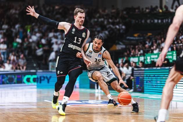 Jordan Roland (Gladiators Trier) im Zweikampf mit Andreas Obst (FC Bayern Muenchen Basketball), Vet Concept Gladiators Trier vs FC Bayern Muenchen Basketball, Basketball, easyCredit BBL, Playoffs, Viertelfinale, Spiel 3, Saison 2025 2026, 23.05.2026 Vet Concept Gladiators Trier vs FC Bayern Muenchen Basketball, Basketball, easyCredit BBL, Playoffs, Viertelfinale, Spiel 3, Saison 2025 2026, 23.05.2026 Copyright: xEibner-Pressefoto AlexanderxNeisx EP_ANS