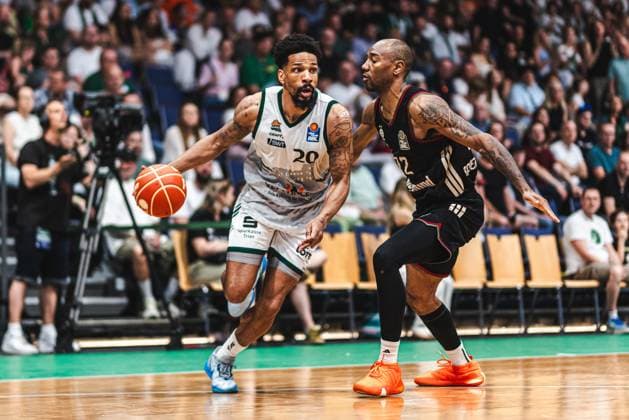 Urald King (Gladiators Trier) im Zweikampf mit Isiaha Mike (FC Bayern Muenchen Basketball), Vet Concept Gladiators Trier vs FC Bayern Muenchen Basketball, Basketball, easyCredit BBL, Playoffs, Viertelfinale, Spiel 3, Saison 2025 2026, 23.05.2026 Vet Concept Gladiators Trier vs FC Bayern Muenchen Basketball, Basketball, easyCredit BBL, Playoffs, Viertelfinale, Spiel 3, Saison 2025 2026, 23.05.2026 Copyright: xEibner-Pressefoto AlexanderxNeisx EP_ANS