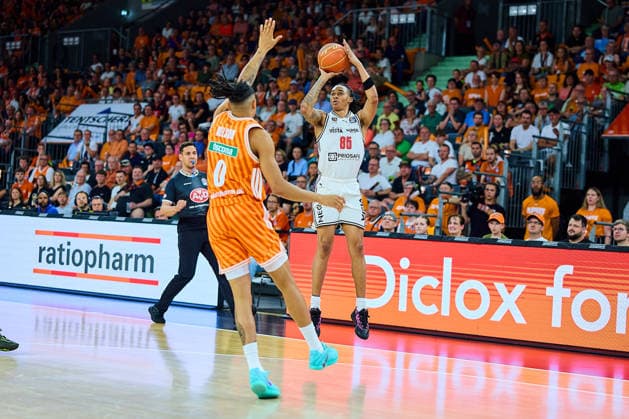 3er Wurf von Austin Matthew Crowley (BMA365 Bamberg Baskets, 85) gegen Nelson Weidemann (ratiopharm ulm, 00) GER, ratiopharm ulm vs. Bamberg Baskets, Basketball, Playoffs, Viertelfinale, 3. Spiel, EasyCredit BBL, Spielzeit 2025 2026, 23.05.2026 GER, ratiopharm ulm vs. Bamberg Baskets, Basketball, Playoffs, Viertelfinale, 3. Spiel, EasyCredit BBL, Spielzeit 2025 2026, 23.05.2026 Neu-Ulm Copyright: xEibner-Pressefoto GeraldxOelze-dexStoppanyx EP_ODS