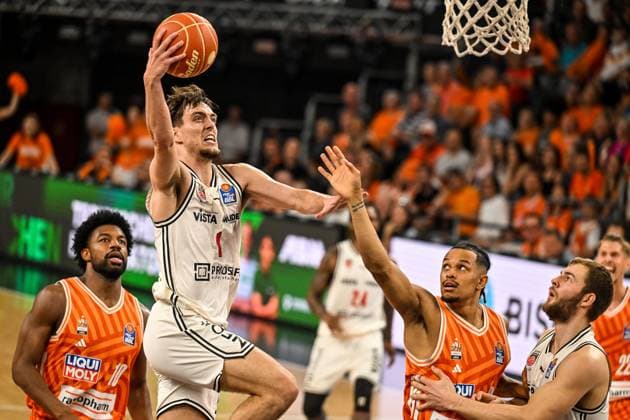 GER, BBL, Playoffs, ratiopharm Ulm vs BMA365 Bamberg Baskets 23.05.2026, ratiopharm arena, Neu-Ulm, GER, BBL, Playoffs, ratiopharm Ulm vs BMA365 Bamberg Baskets, im Bild Zachary Ensminger (Bamberg, 1) punktet, im Hintergrund Malik Osborne (Ulm, 10) und Nelson Weidemann (Ulm, 0)